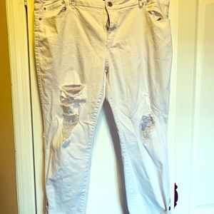 Stylish ripped white jeans!!